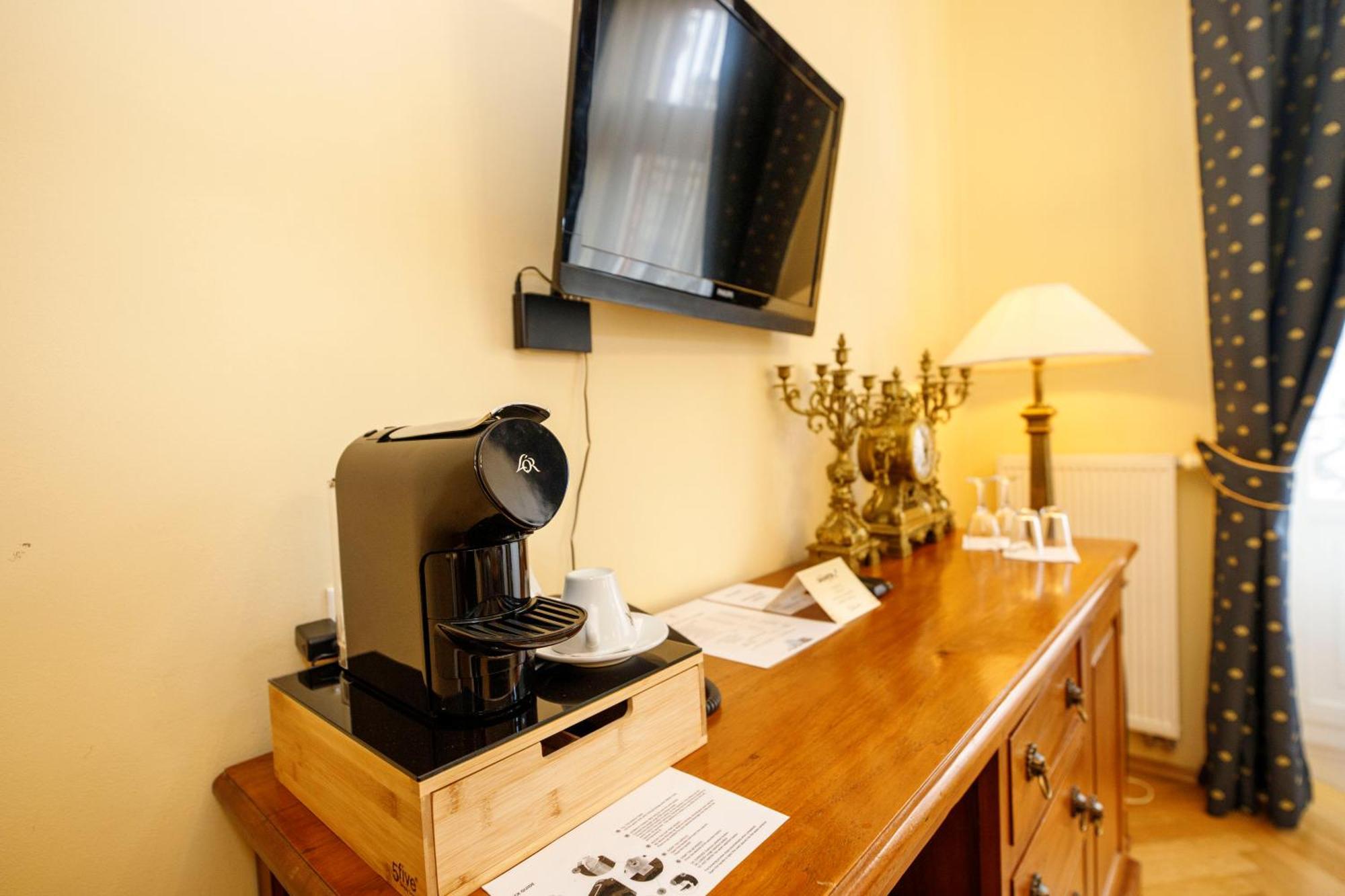 Salvator Hotel การ์โลวีวารี ภายนอก รูปภาพ