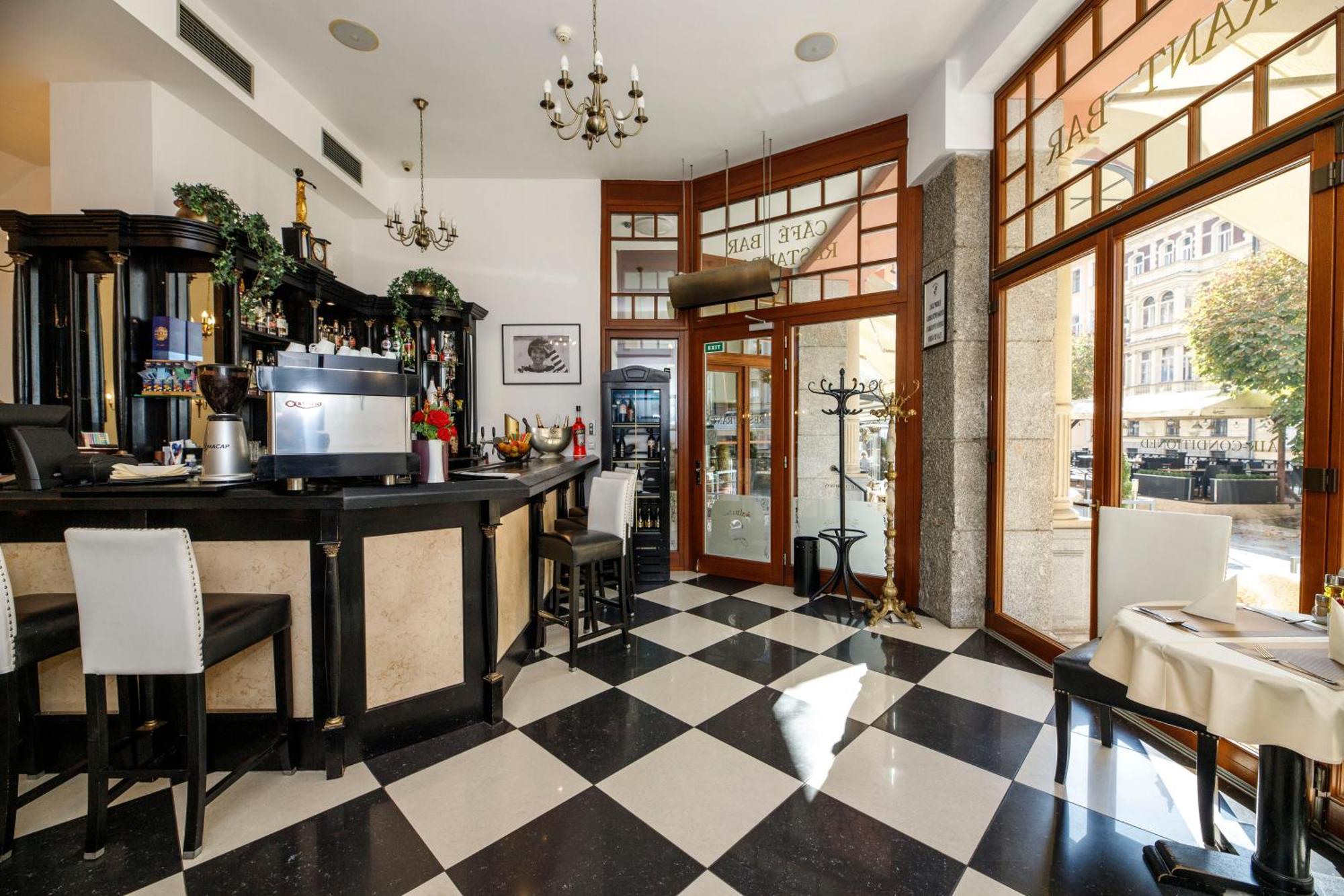 Salvator Hotel การ์โลวีวารี ภายนอก รูปภาพ