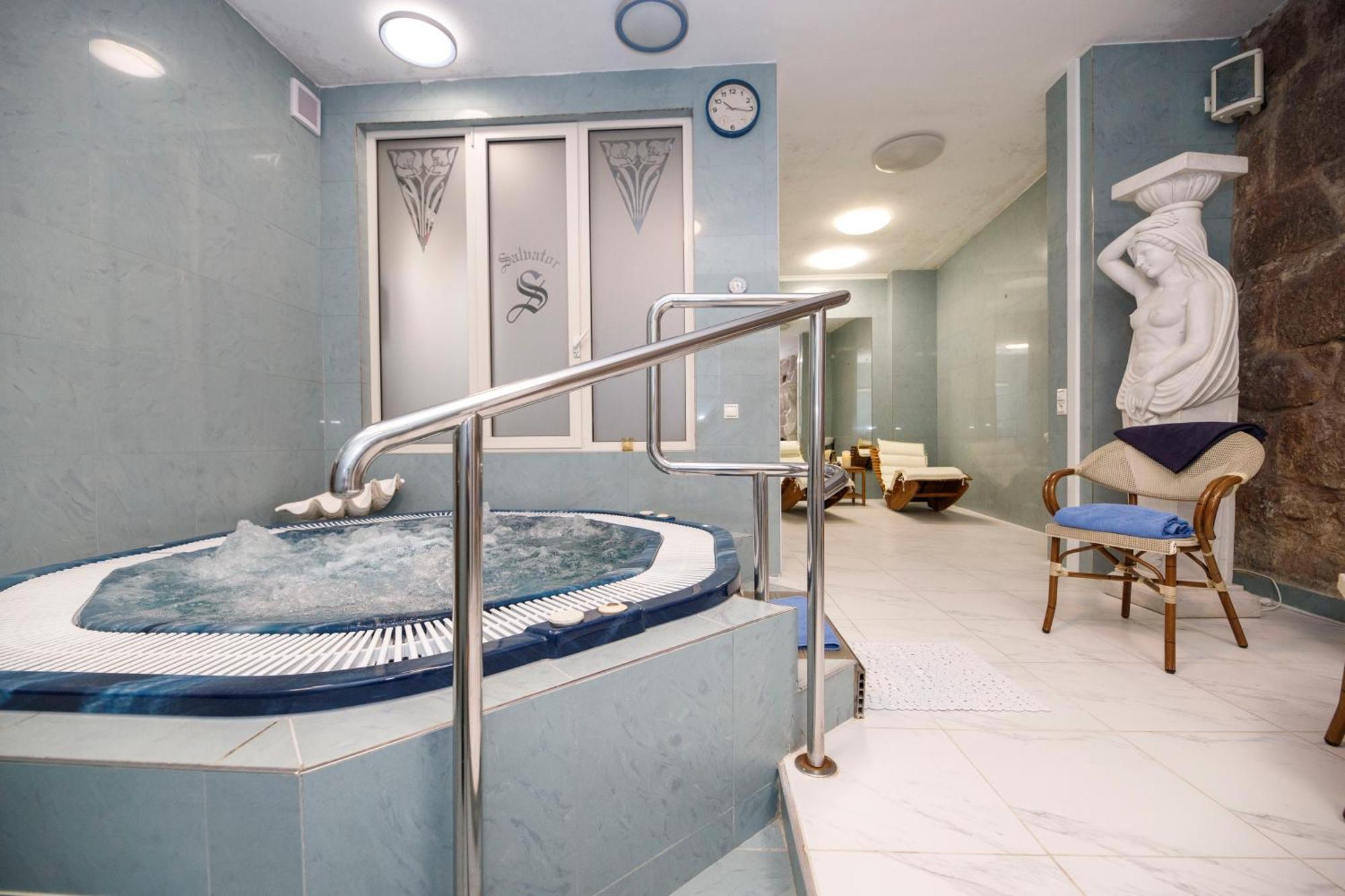 Salvator Hotel การ์โลวีวารี ภายนอก รูปภาพ