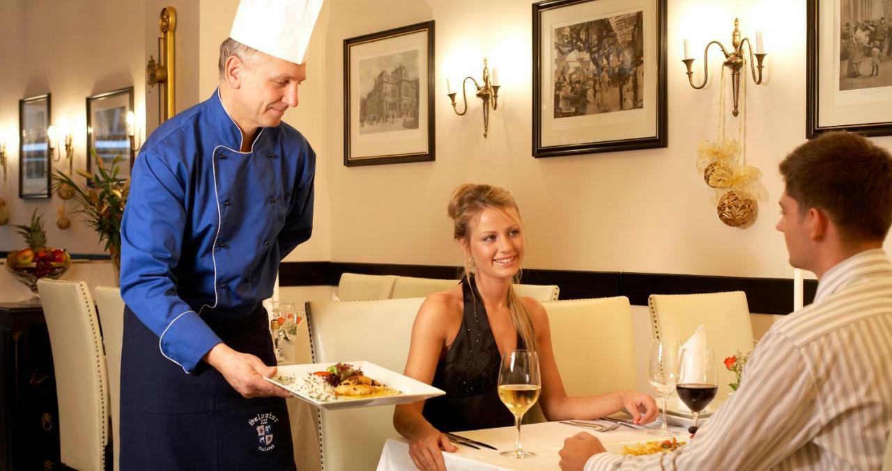 Salvator Hotel การ์โลวีวารี ภายนอก รูปภาพ