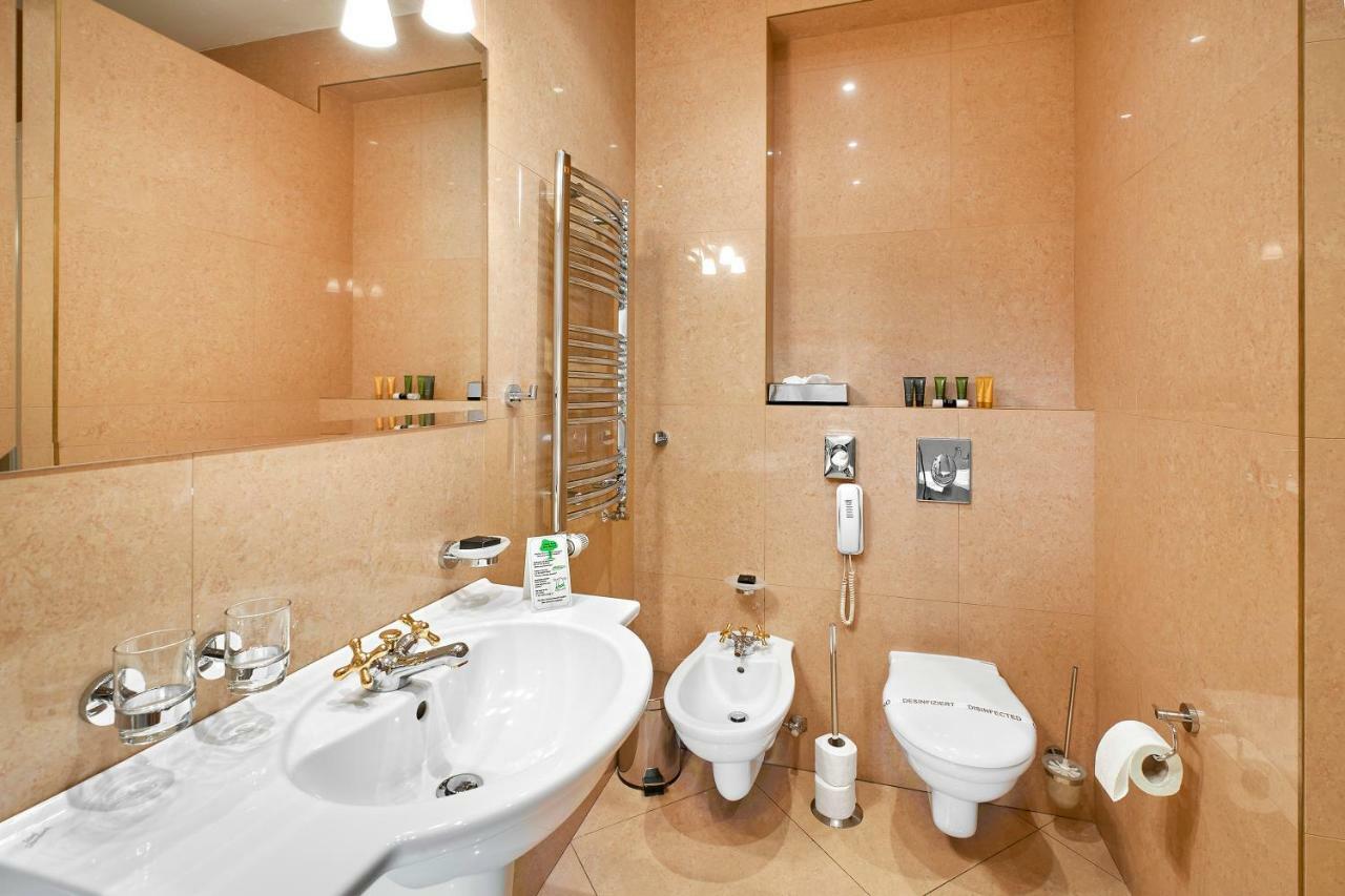 Salvator Hotel การ์โลวีวารี ภายนอก รูปภาพ
